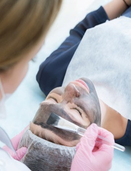 Peeling węglowy 
