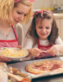 Rodzinny kurs robienia pizzy