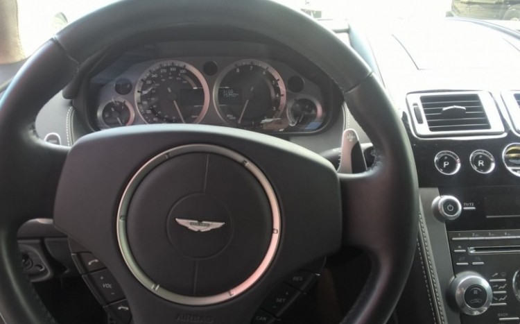 biały aston martin db9