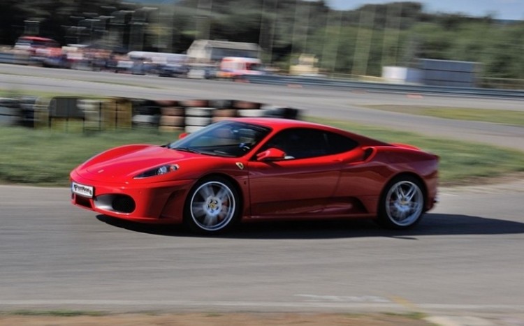 Bok czerwonego Ferrari