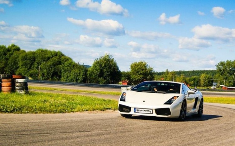 Przód białego Lamborghini Gallardo na torze wyścigowym