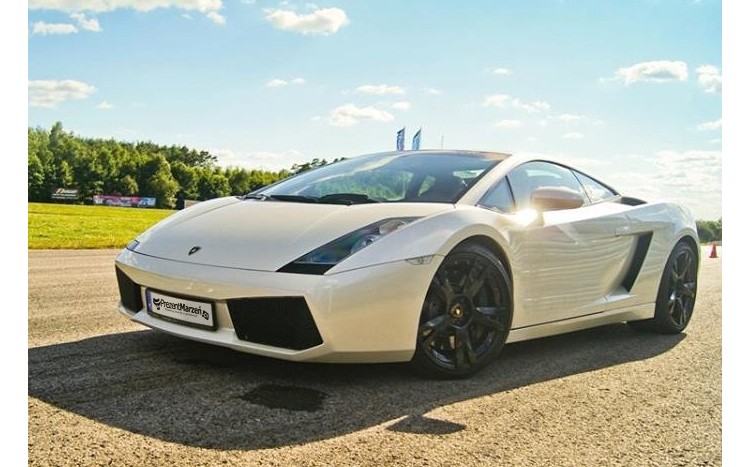 Profil białego Lamborghini Gallardo