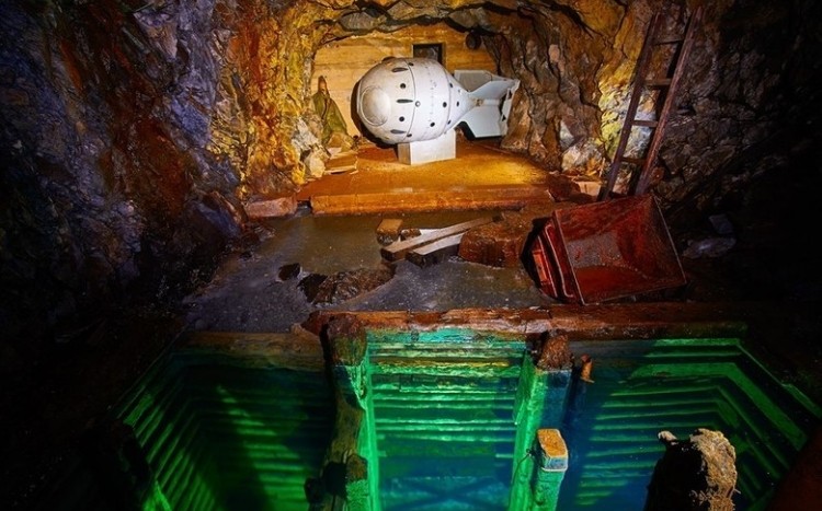 Rakieta na wystawie w środku kopalni