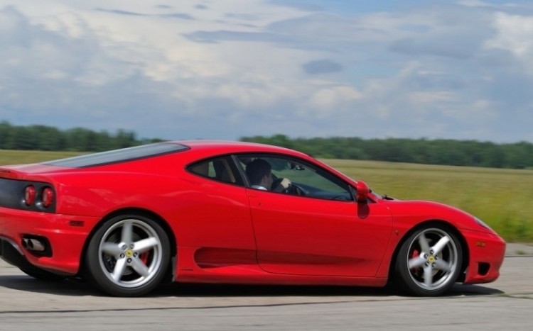 Czerwone Ferrari F360 Modena