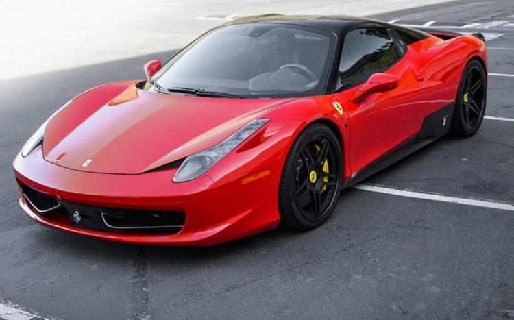 Lewy profil i przód czerwonego Ferrari z czarnymi elementami