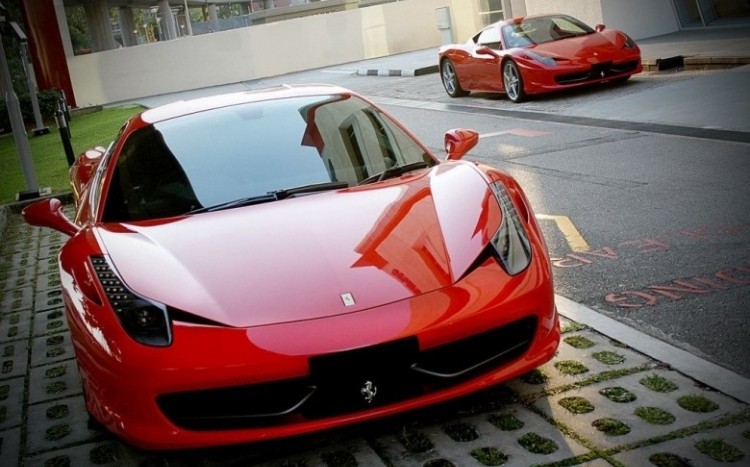 Przód lśniącego Ferrari