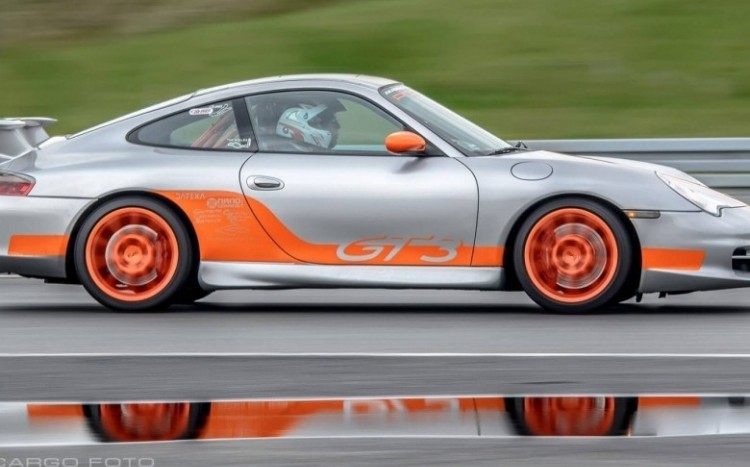 Porsche 911 na torze wyścigowym