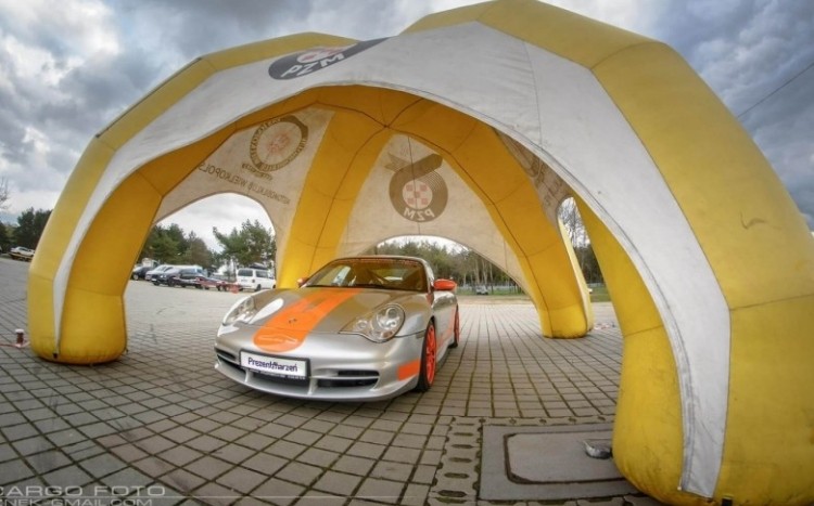 Srebrne Porsche z pomarańczowymi felgami i lusterkami