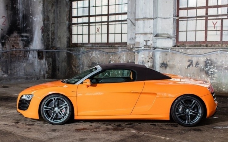 Pomarańczowe Audi R8 V10