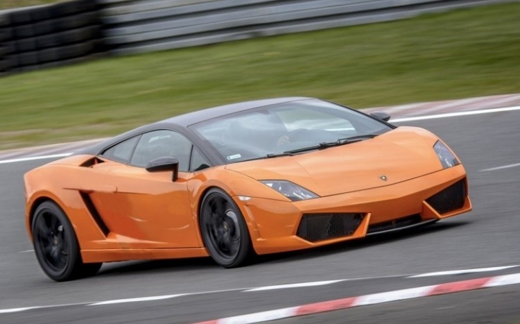 Ujęcie na przód oraz lewy bok pędzącego Lamborghini