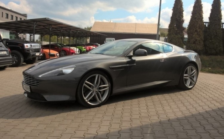 Ciemny samochód sportowy stojący na parkingu.