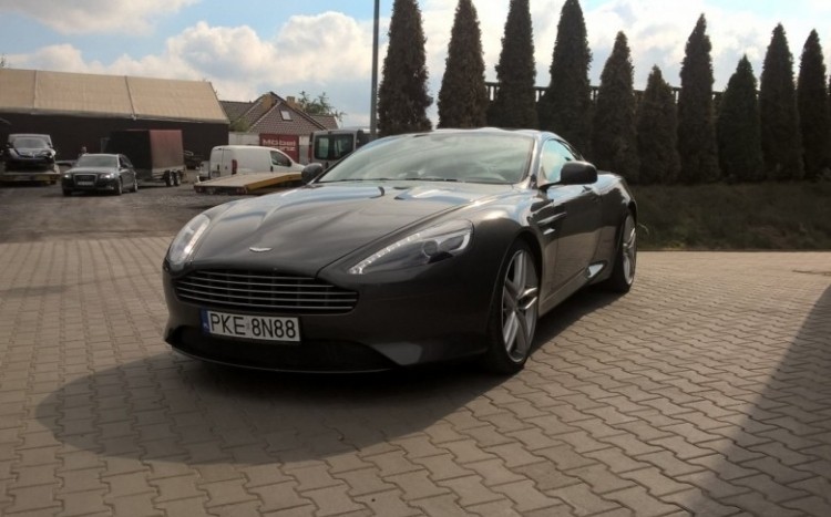 Samochód stojący przodem na parkingu.