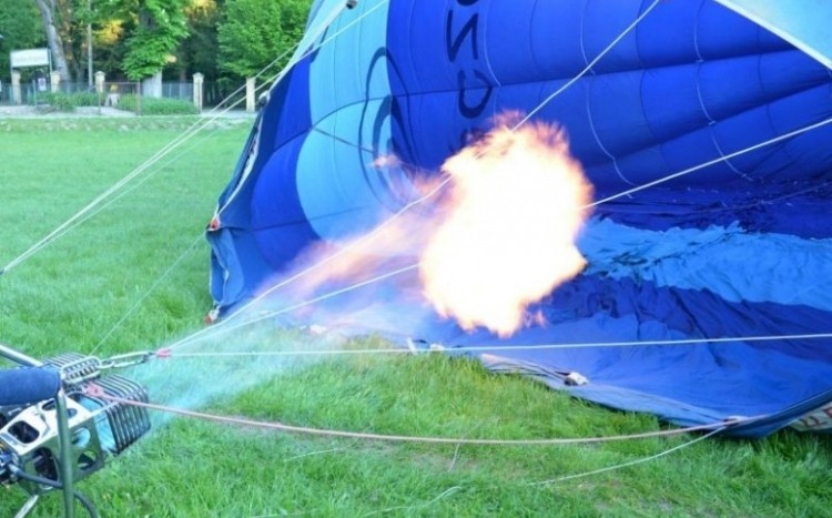 napełnianie balonu gorącym powietrzem