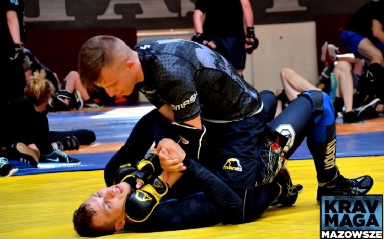 pojedynek kursantów krav maga