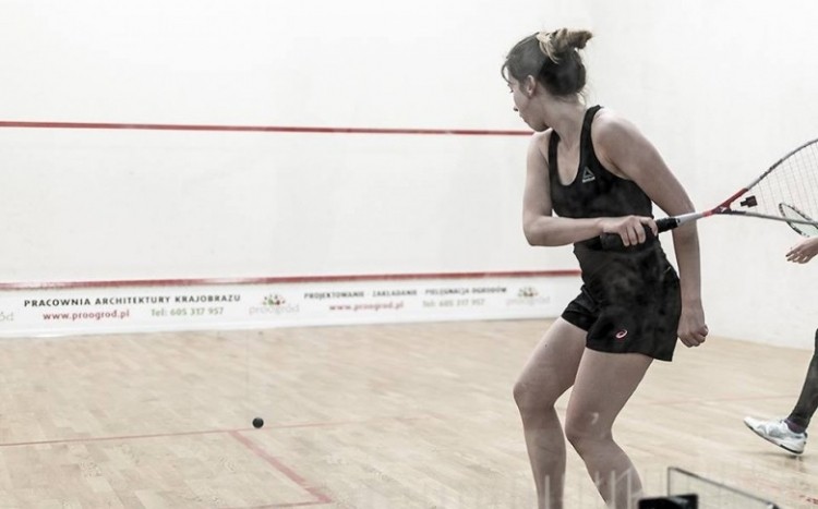 kobieta w sportowym stroju gra w squasha