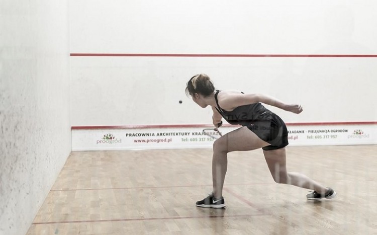 kobieta gra w squasha