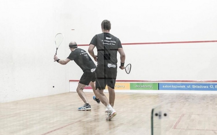 Dwóch mężczyzn grających w squasha
