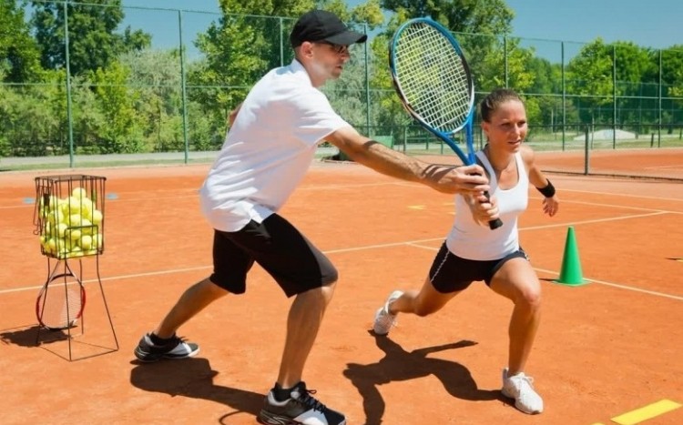 instruktor i kursantka na korcie tenisowym