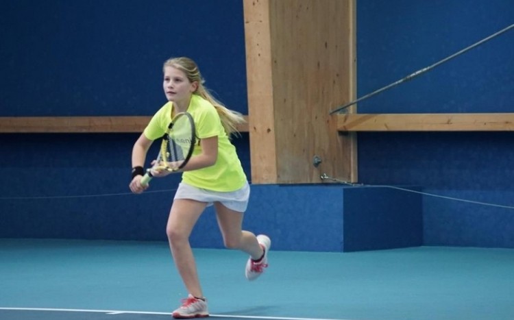 dziewczynka grająca w tenisa ziemnego