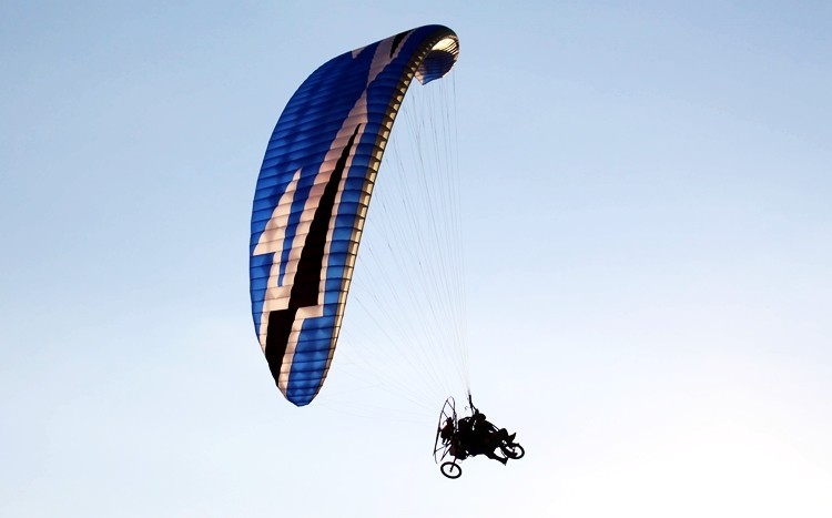 Motoparolotnia z niebiesko-czarnym spadochronem