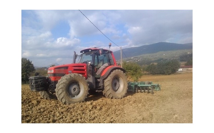 Traktor orający pole
