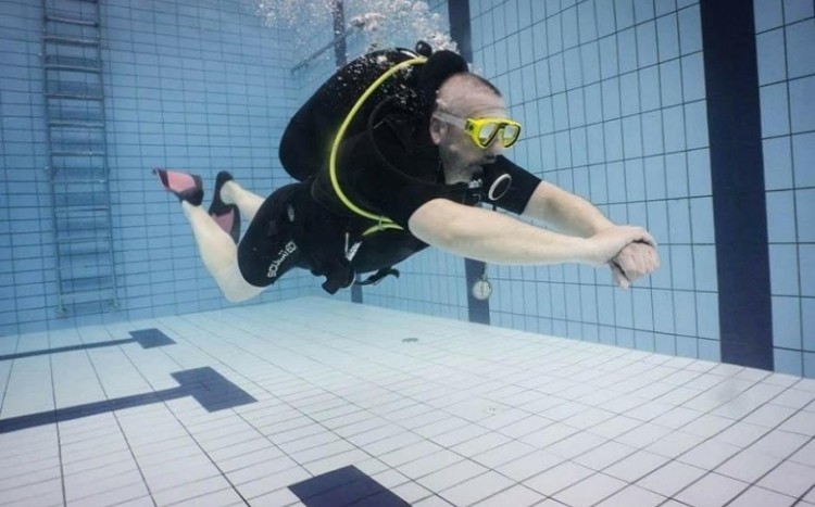 uczestnik kursu nurkowania pod wodą