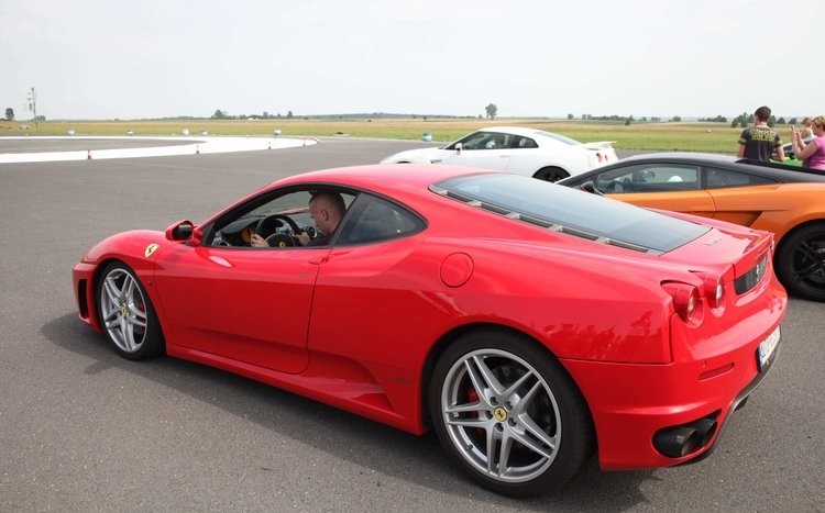 Widok na bok czerwonego Ferrari F430