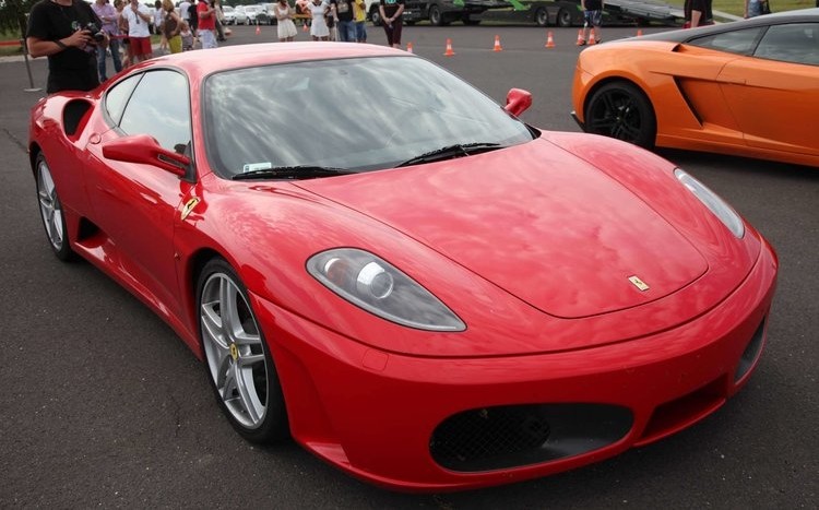 Widok na przód czerwonego Ferrari