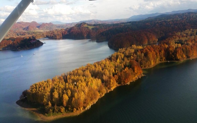 lot nad wodą i lasami