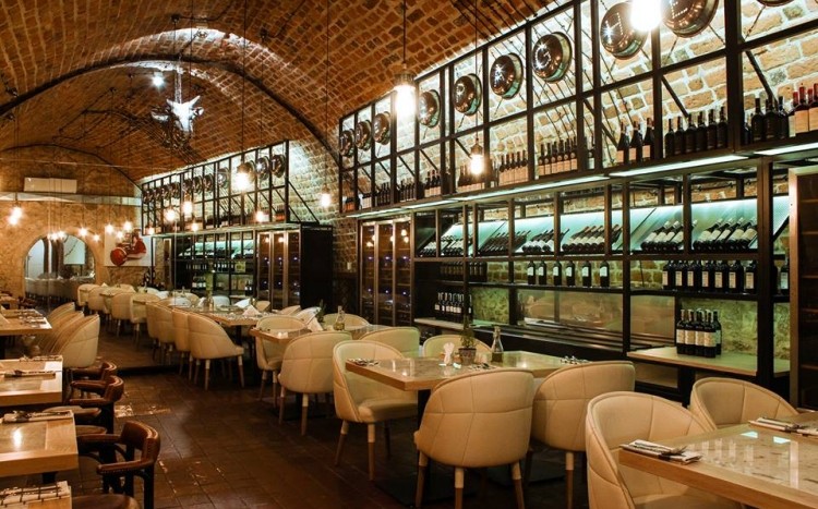 Wnętrze piwniczne restauracji