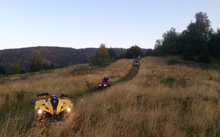 Kilka quadów jedzie