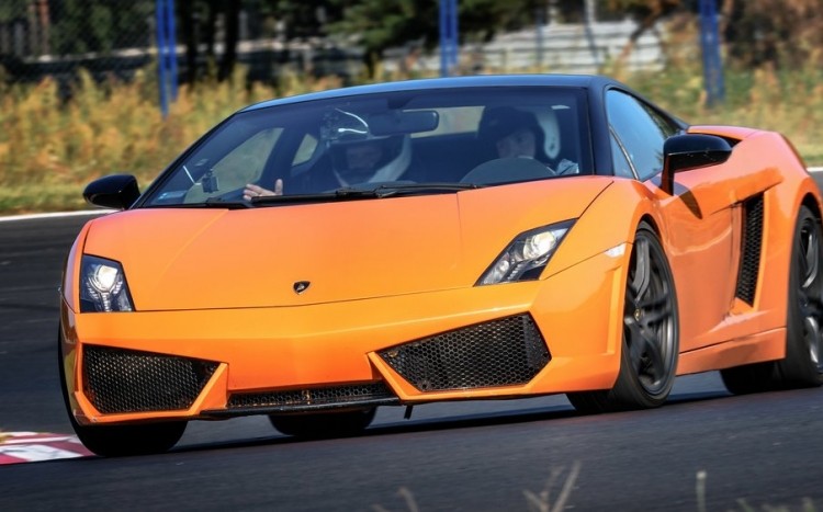 Pomarańczowe Lamborghini Gallardo na torze