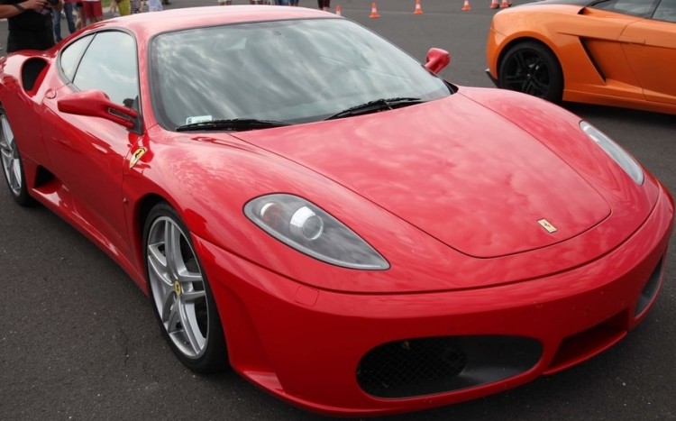 Widok na profil czerwonego Ferrari F430