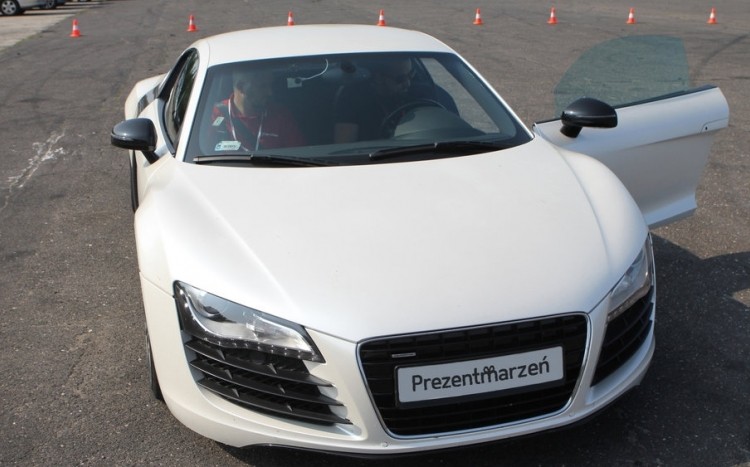 Ujęcie z góry na przód Audi R8