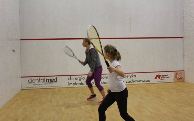 młoda dziewczyna i instruktorka squasha