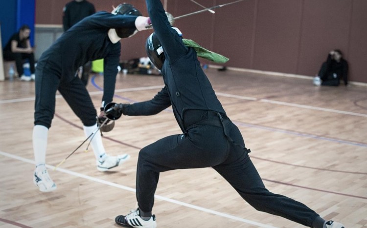 sparring kursantów szermierki