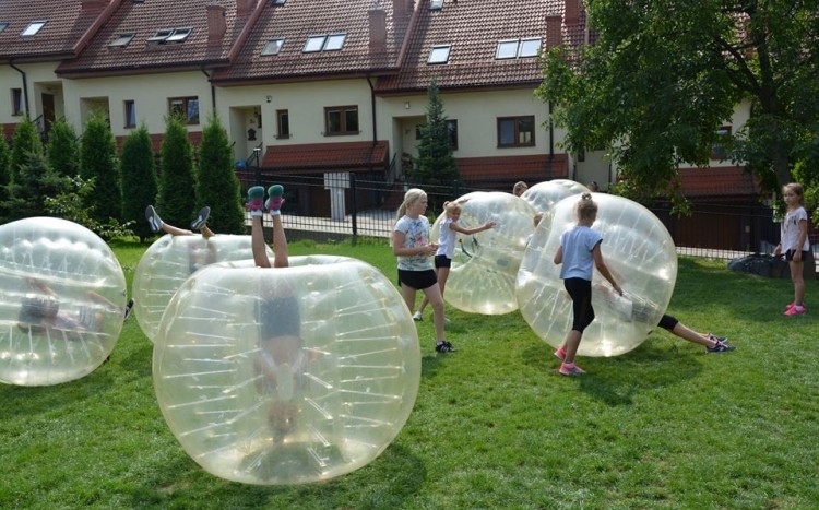 Dzieci grają w Bubble Football