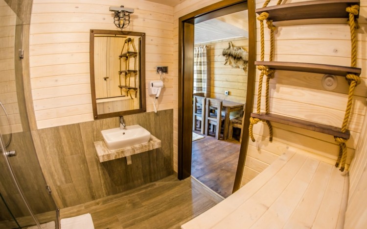 łazienka w domku z drewna
