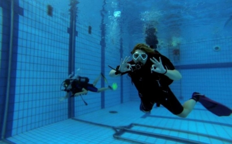 Ćwiczenia pod wodą, nurkowie klęczą