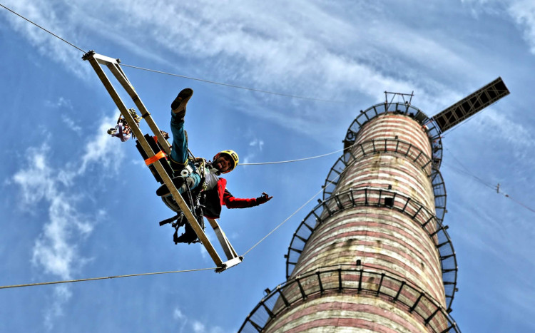 mężczyzna wjeżdża na szczyt wieży big tower w szczecinie