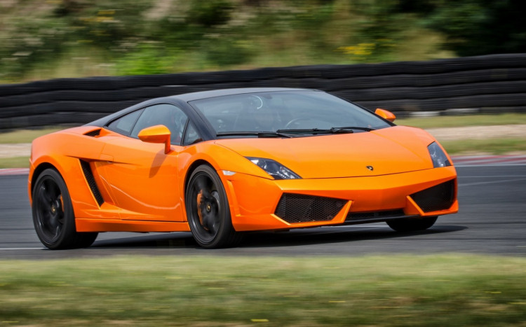 Pomarańczowe Lamborghini podczas jazdy na torze