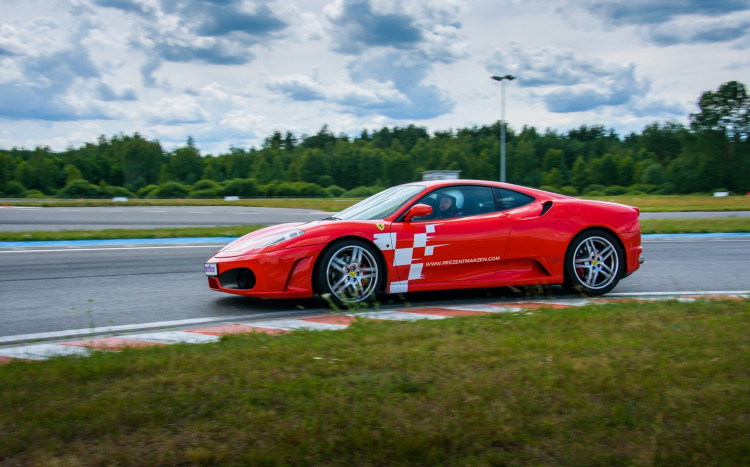 Ferrari podczas pokonywania zakrętu