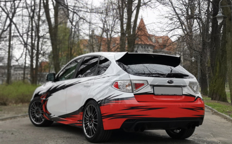 Widok na tył subaru imprezy