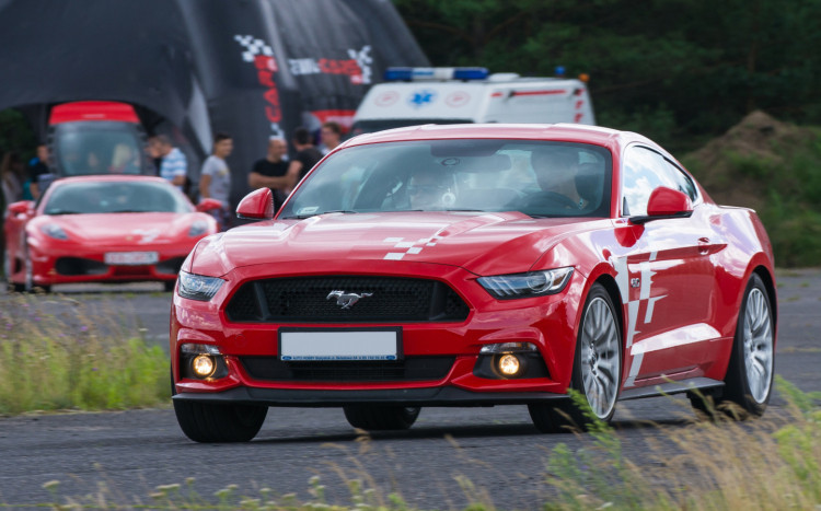 Ford Mustang podczas jazdy na torze