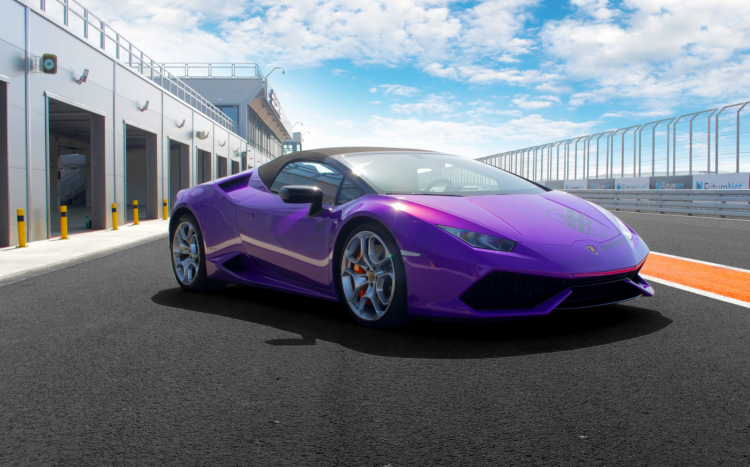Lamborghini Huracan na torze widok bokiem