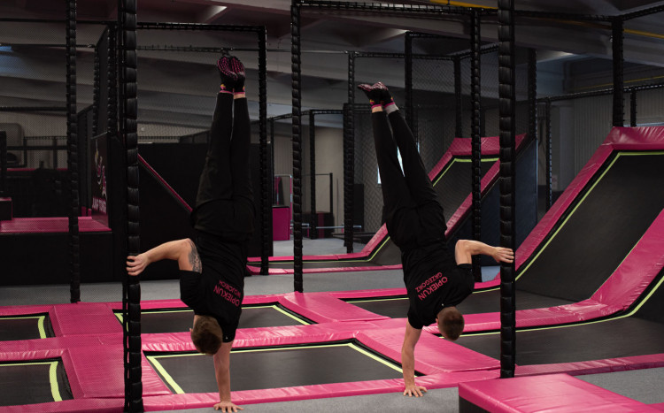 szaleństwo na trampolinach