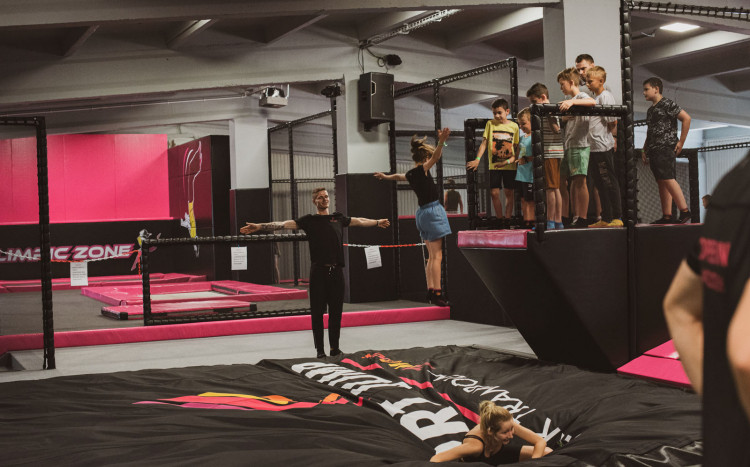 zabawa na trampolinach
