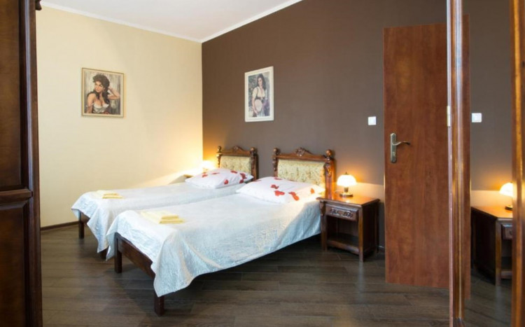 Duży pokój w hotelu.