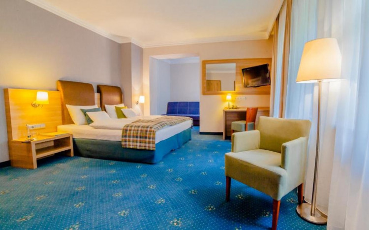 Duży pokój hotelowy.