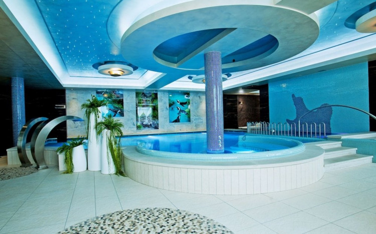 Basen w hotelu.